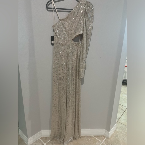 IEENA FOR MAC DUGGAL 26730
Silver Sequined One Shoulder Cut Out Gown Size 2 - Picture 4 of 9
